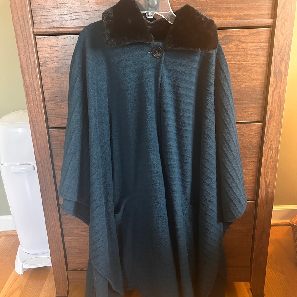 Elegant Black Cape with Faux Fur Trim